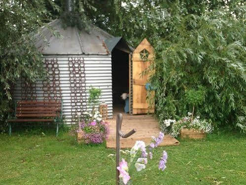 Skipbridge Farm Shepherds Huts Campground Green Hammerton Exterior photo
